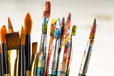 Boya fırçaları ve çizim için boyalar.