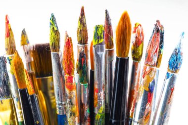 Boya fırçaları ve çizim için boyalar.