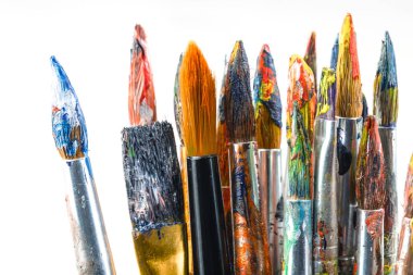 Boya fırçaları ve çizim için boyalar.