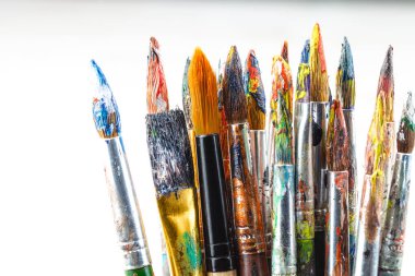 Boya fırçaları ve çizim için boyalar.
