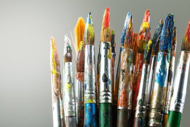 Boya fırçaları ve çizim için boyalar.