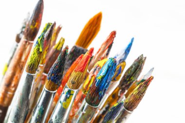 Boya fırçaları ve çizim için boyalar.