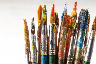 Boya fırçaları ve çizim için boyalar.