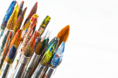 Boya fırçaları ve çizim için boyalar.