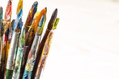 Boya fırçaları ve çizim için boyalar.