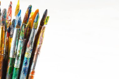 Boya fırçaları ve çizim için boyalar.