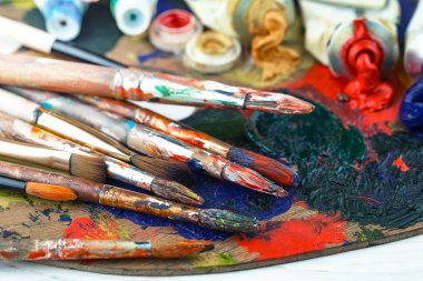 Boya fırçaları ve çizim için boyalar.