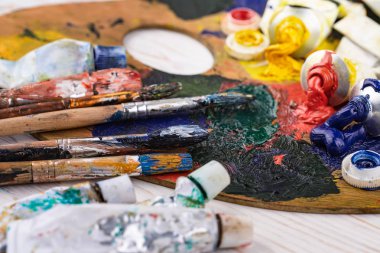 Boya fırçaları ve çizim için boyalar.