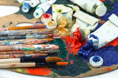 Boya fırçaları ve çizim için boyalar.