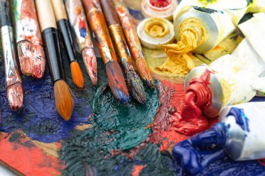 Boya fırçaları ve çizim için boyalar.