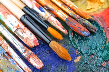 Boya fırçaları ve çizim için boyalar.