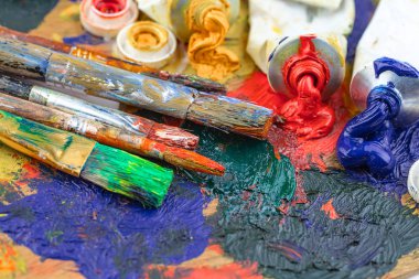 Boya fırçaları ve çizim için boyalar.