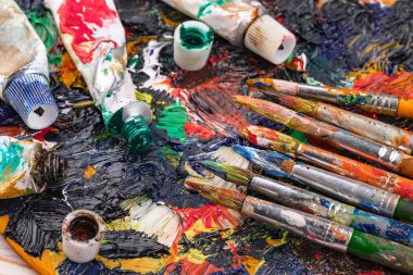 Boya fırçaları ve çizim için boyalar.