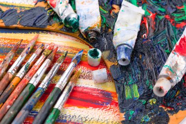 Boya fırçaları ve çizim için boyalar.