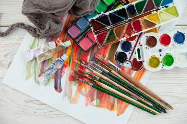 Boya fırçaları ve çizim için boyalar.