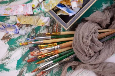 Boya fırçaları ve çizim için boyalar.