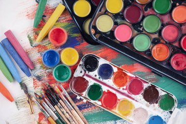 Boya fırçaları ve çizim için boyalar.