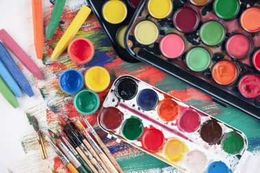 Boya fırçaları ve çizim için boyalar.