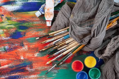 Boya fırçaları ve çizim için boyalar.