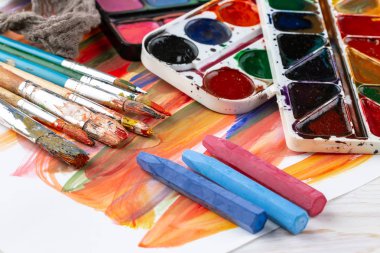 Boya fırçaları ve çizim için boyalar.