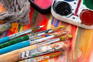 Boya fırçaları ve çizim için boyalar.