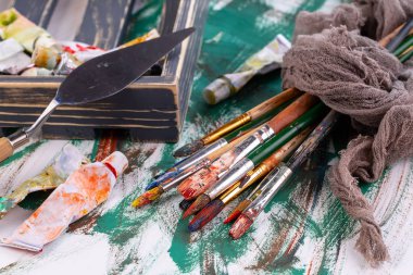 Boya fırçaları ve çizim için boyalar.