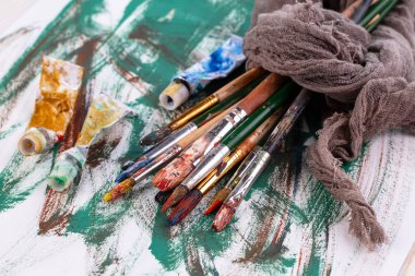 Boya fırçaları ve çizim için boyalar.