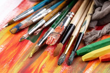 Boya fırçaları ve çizim için boyalar.