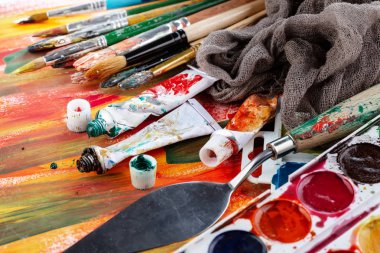 Boya fırçaları ve çizim için boyalar.