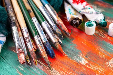 Boya fırçaları ve çizim için boyalar.