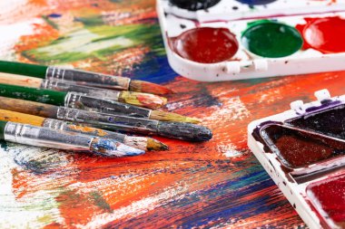 Boya fırçaları ve çizim için boyalar.