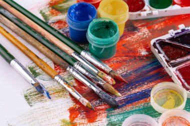 Boya fırçaları ve çizim için boyalar.