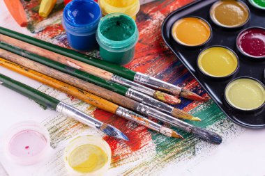 Boya fırçaları ve çizim için boyalar.