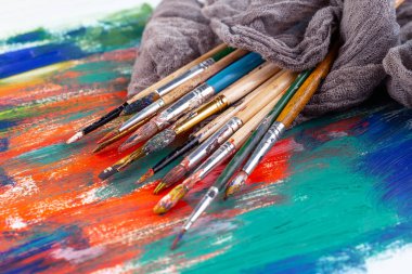 Boya fırçaları ve çizim için boyalar.