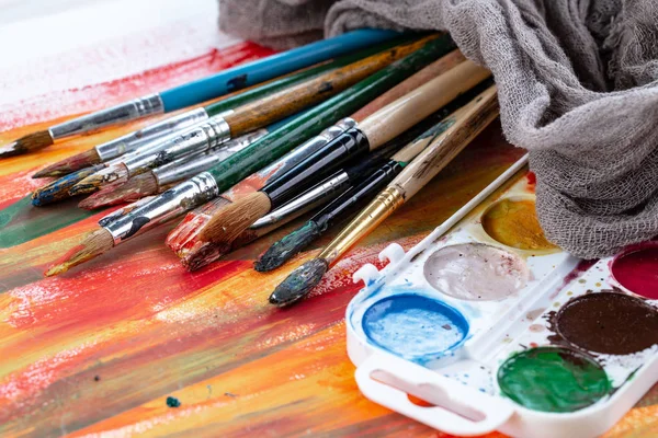 Boya fırçaları ve çizim için boyalar.