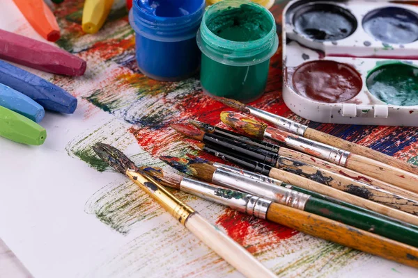 Boya fırçaları ve çizim için boyalar.