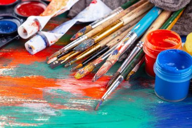 Boya fırçaları ve çizim için boyalar.