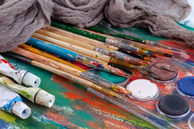 Boya fırçaları ve çizim için boyalar.