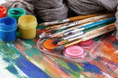 Boya fırçaları ve çizim için boyalar.