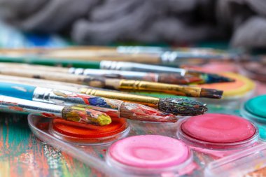 Boya fırçaları ve çizim için boyalar.