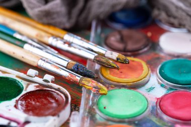 Boya fırçaları ve çizim için boyalar.