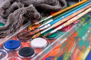 Boya fırçaları ve çizim için boyalar.