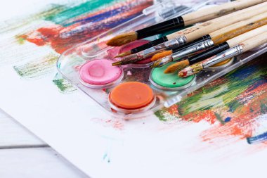 Boya fırçaları ve çizim için boyalar.