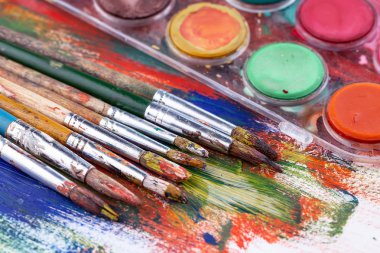 Boya fırçaları ve çizim için boyalar.