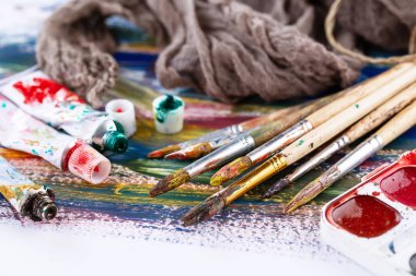 Boya fırçaları ve çizim için boyalar.