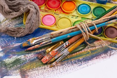 Boya fırçaları ve çizim için boyalar.
