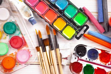Boya fırçaları ve çizim için boyalar.