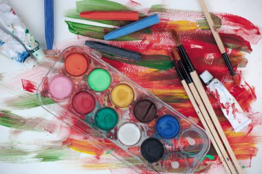 Boya fırçaları ve çizim için boyalar.