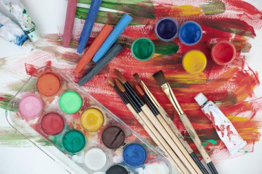 Boya fırçaları ve çizim için boyalar.