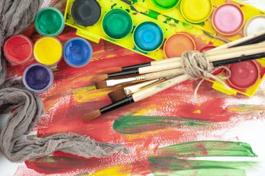 Boya fırçaları ve çizim için boyalar.